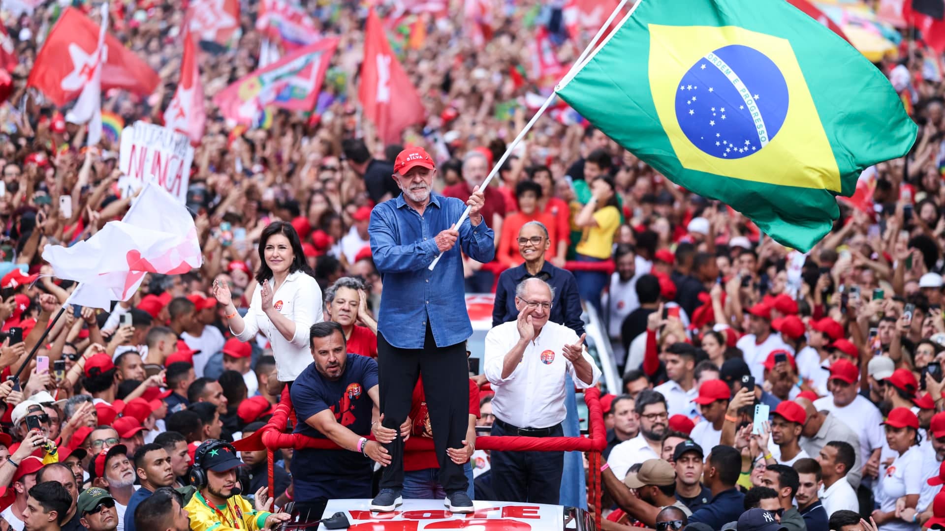 Lula wins fourth term in Brazil runoff; Flávio Bolsonaro refuses to concede and seeks annulment